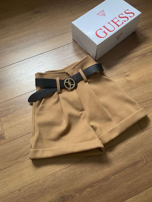 Къс вълнен панталон