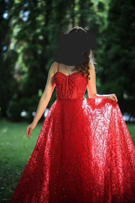 Абитуриентска бална рокля в червен цвят