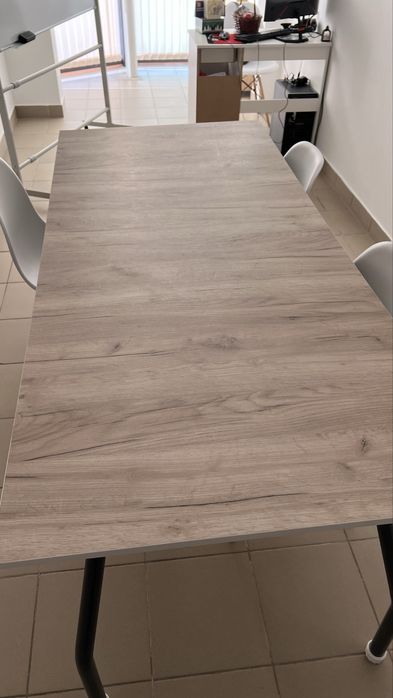 Продаю стол в хорошем состоянии.