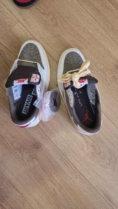 Jordan
x Travis Scott Air Jordan 1 Low OG "Reverse Mocha" sneakers