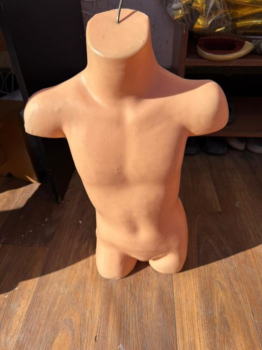 вешалки, стойки, маникены