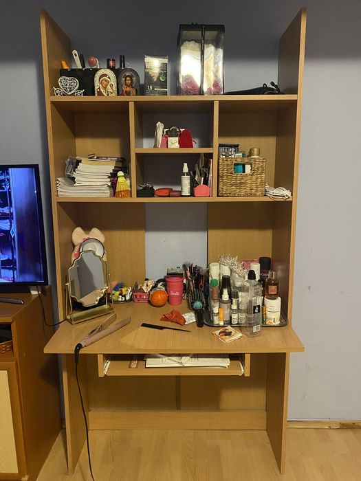 Vand birou cu rafturi atasate