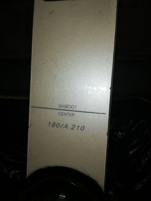 Два чифта ски различни размери