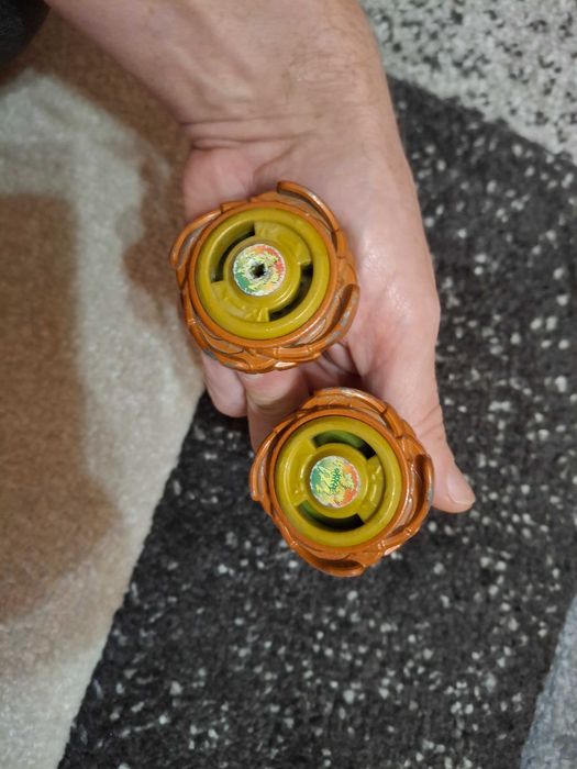 Lot 2 figurine beyblade