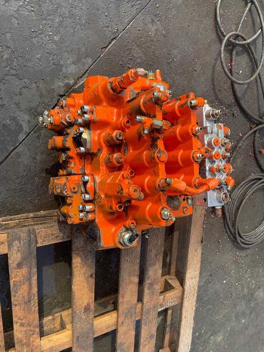 Distribuitor  hidraulic FIAT HITACHI EX 215