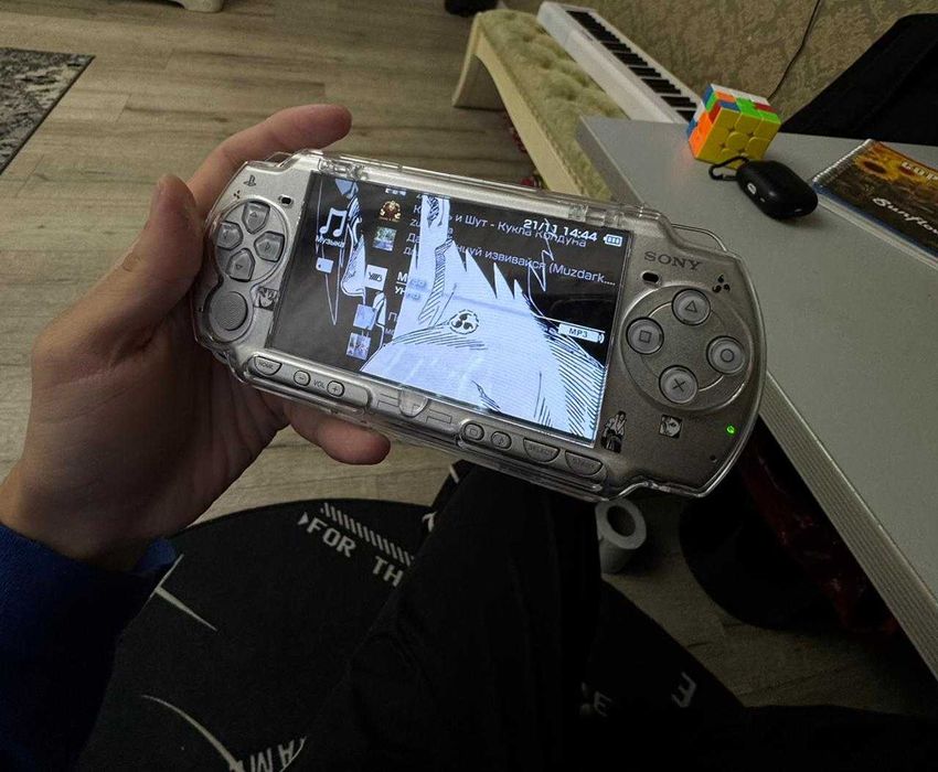 PSP серебристая прошитая