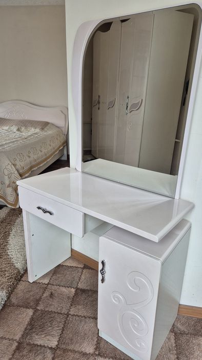 Продам спальный гарнитур