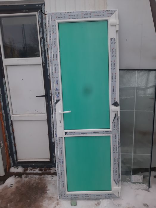 Пластиковая дверь