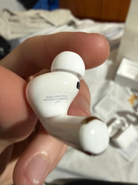 Vând AirPods 3 Pro – produs primit cadou, dar pe care nu îl folosesc, așa că prefer să îl vând.