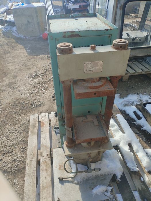 Гидравлический пресс ип100