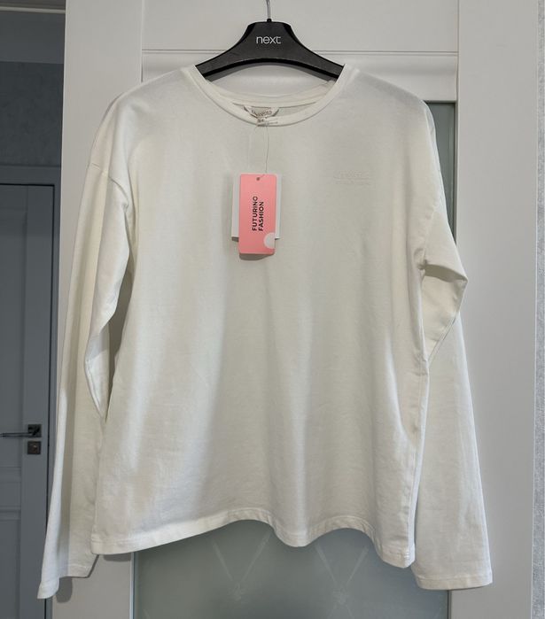 Школьные брюки на девочка и кофта и футболка