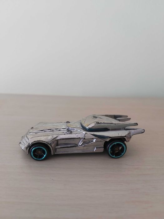 Vând machetă Batmobile  Hot Wheels