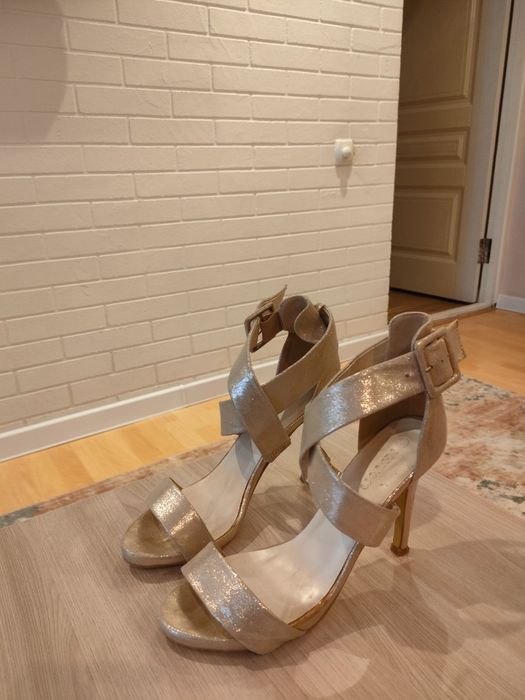 Босоножки на каблуке