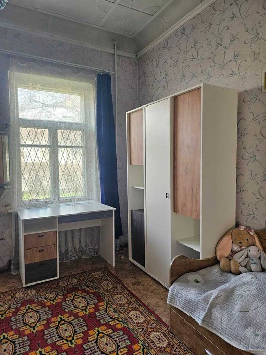 Мебель: школьный стол, шкаф детский и комод для взрослых или детей