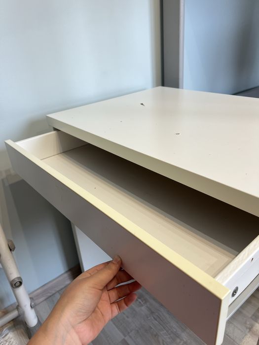 Продается б/у письменный стол IKEA MICKE, белый