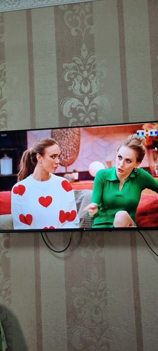 Продам телевизор смарт 43 диогональ работает отлично.