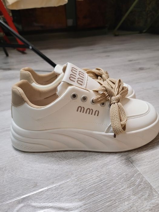 Стильные новые кроссовки