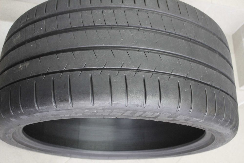305/35-22 Michelin