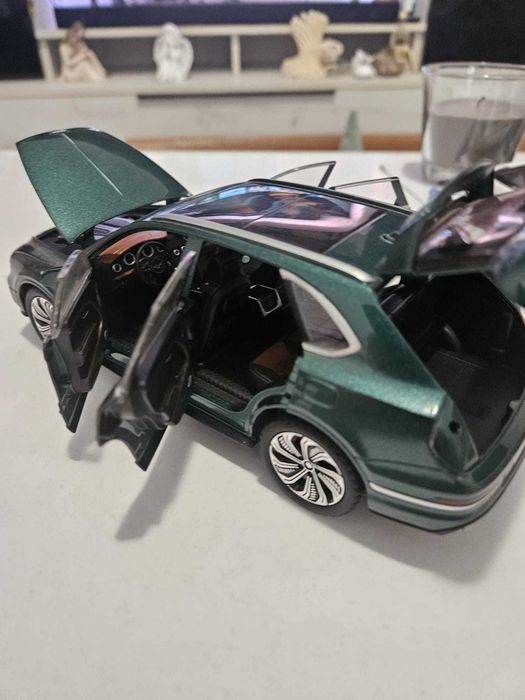 Macheta Bentley Bentayga , scara 1 : 24
