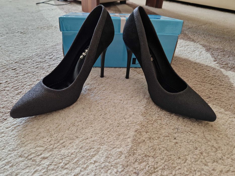 Дамски обувки на токчета черни