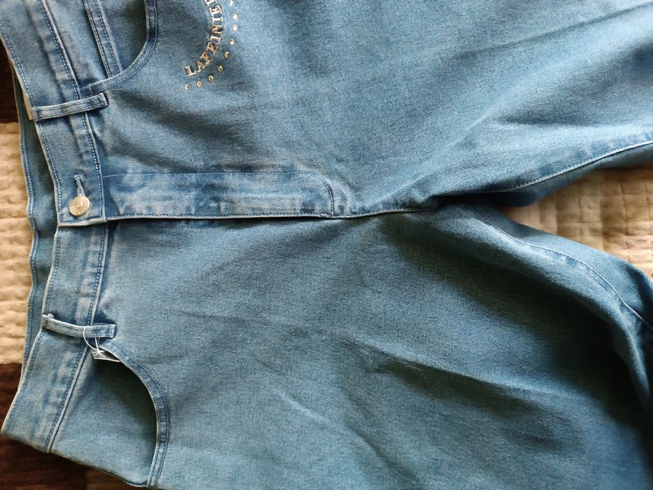 Джинсы клёш голубые.