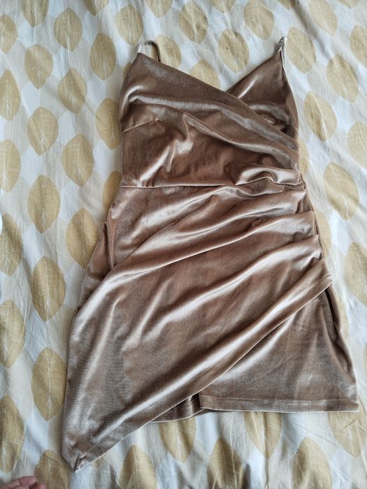 Вечерние платья (размер M/L)
Продаю 2 вечерних платья из мягкого велюр