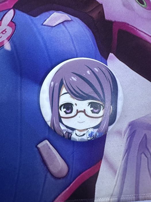 продаю аниме значки