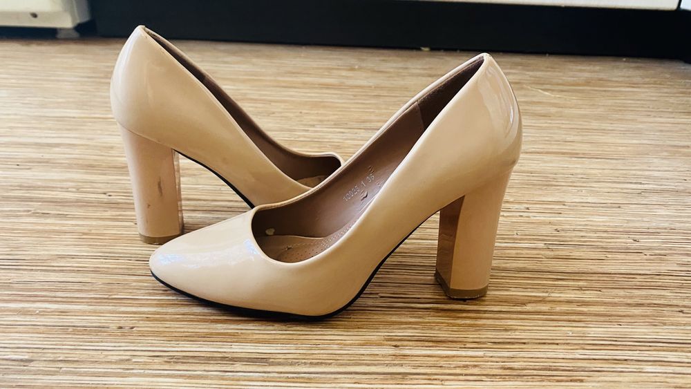 Продам бежевые туфли 35 размер