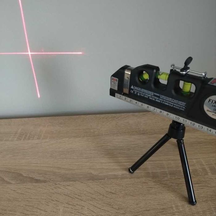 Лазерен нивелир с ролетка и стойка