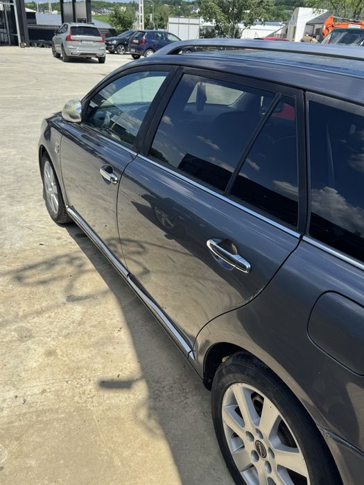 Vand întreaga sau dezmembrez Toyota Advensis