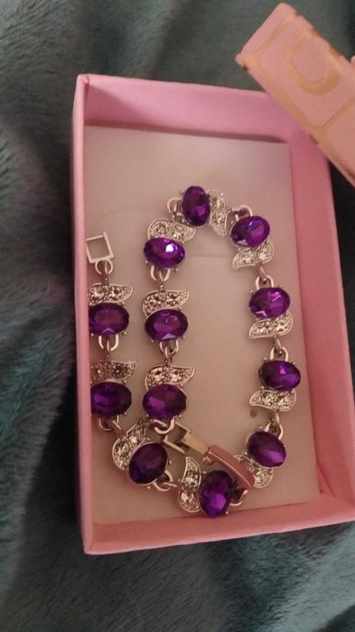 Сребърна,масивна дамска гривна. Страхотен, нов модел. В кутия