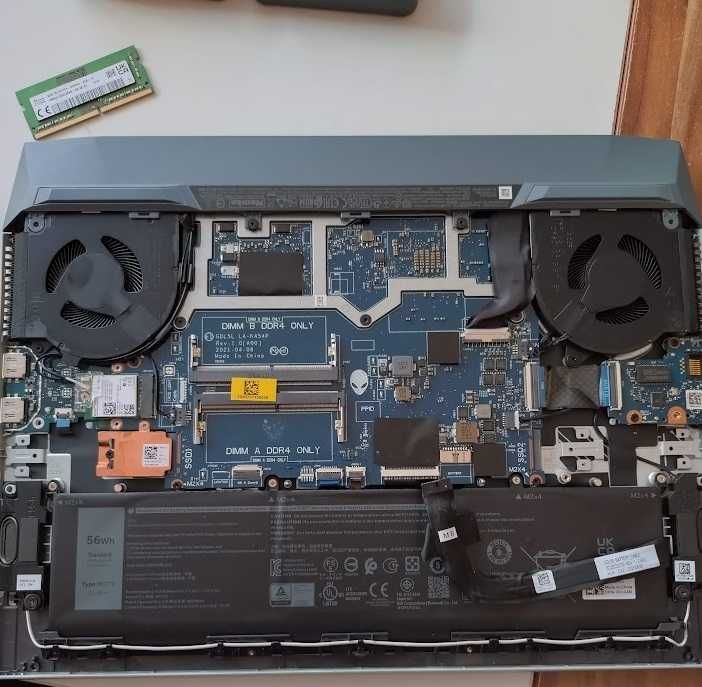 Лаптоп Dell G15 Ryzen Edition на части, изгоряло дъно