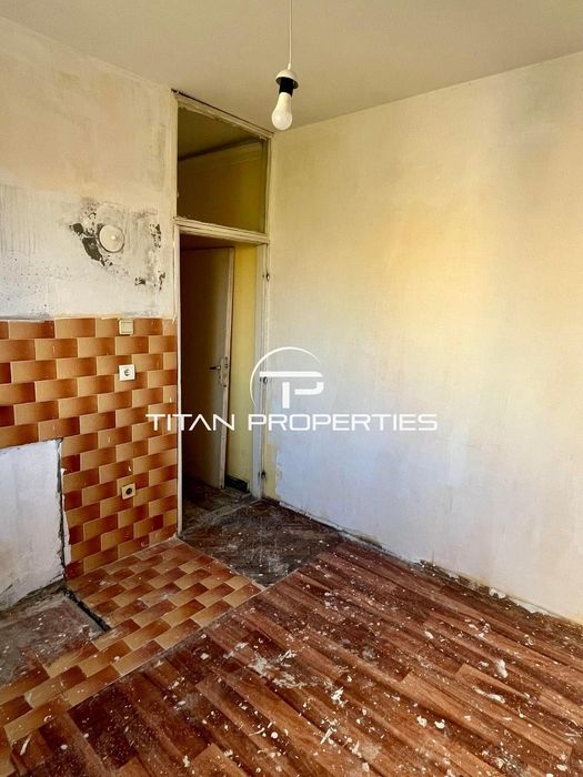 За ремонт! Двустаен апартамент в жк. Южен