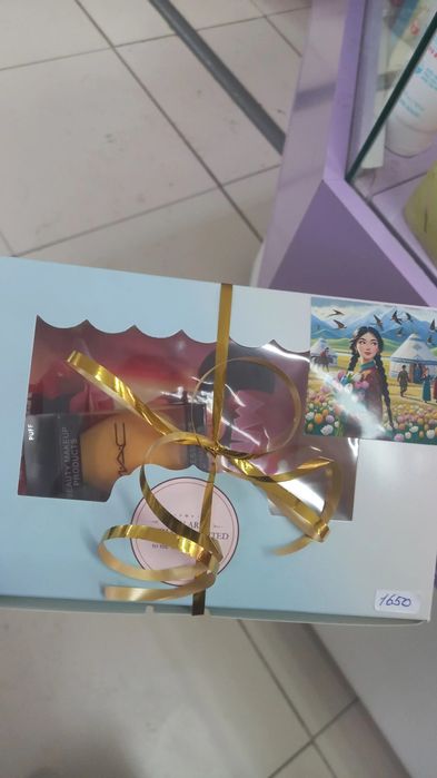 Подарки, боксы на 8 марта