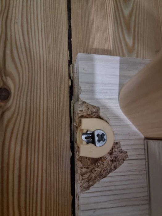 Два детских письменных стола.