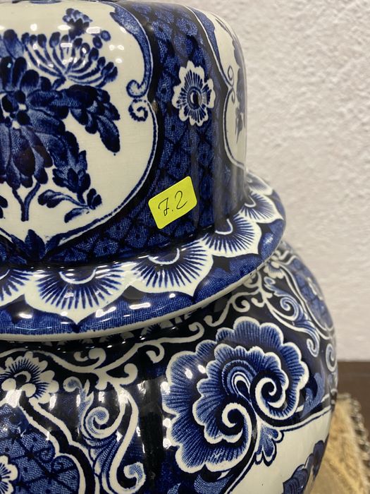 Холандски порцелан Delft синьо бяла ваза с капак Boch
