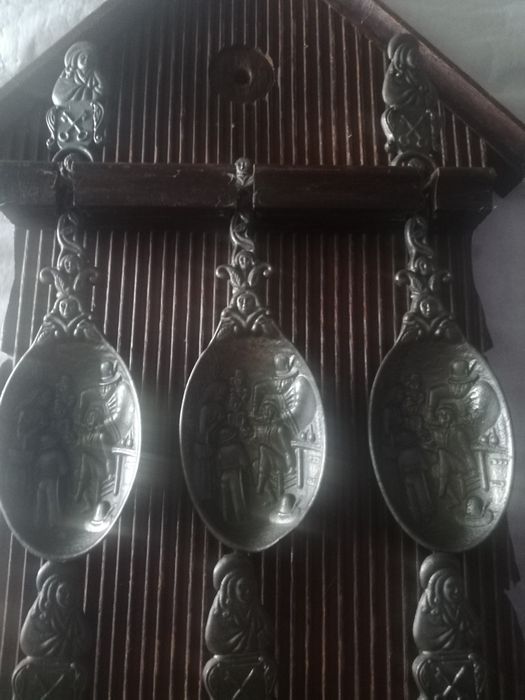 Linguri din zinc pe suport