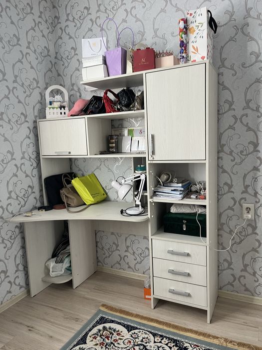 Письменный стол с полками