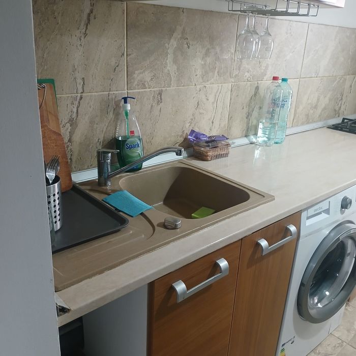 Bucatarie cu blat si chiuvetă