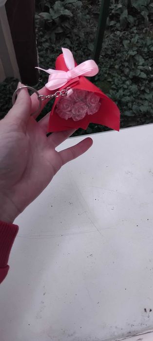 Brelocuri facute din satin facute din manuta mea fac si buchete