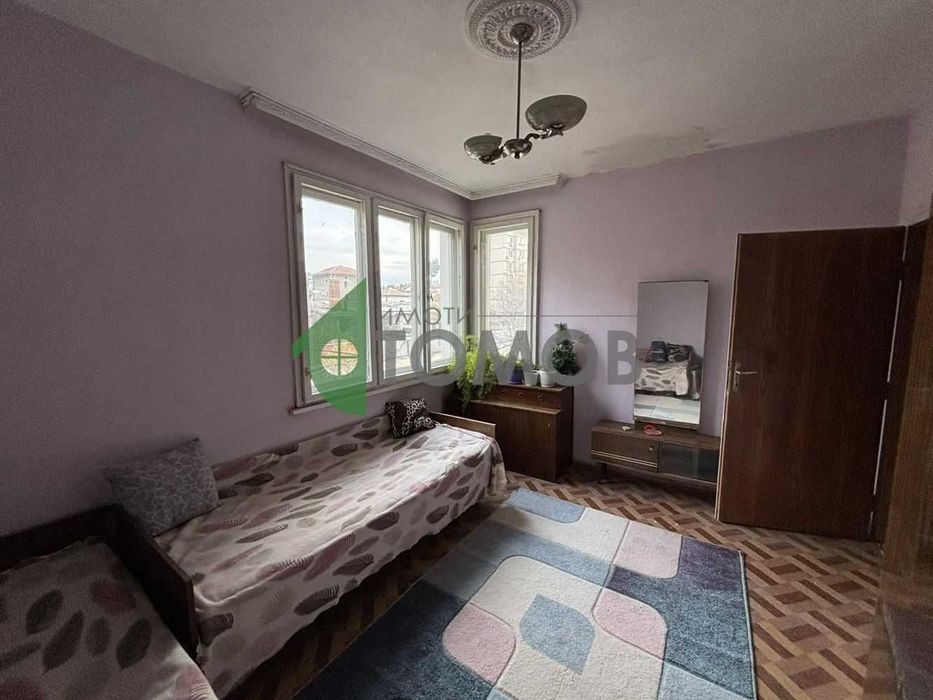 Монолитна къща с двор и гараж в град Чирпан