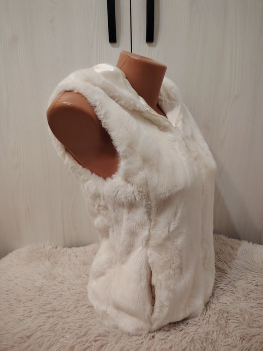 Vesta cu glugă din blana artificială