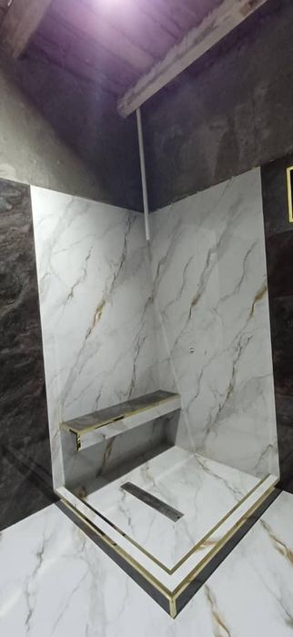 Профессиональный мастер по укладке плитки.