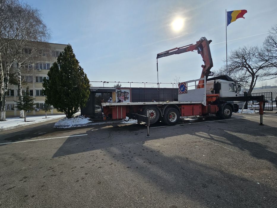 De inchiriat Camion cu macara  transport containere,