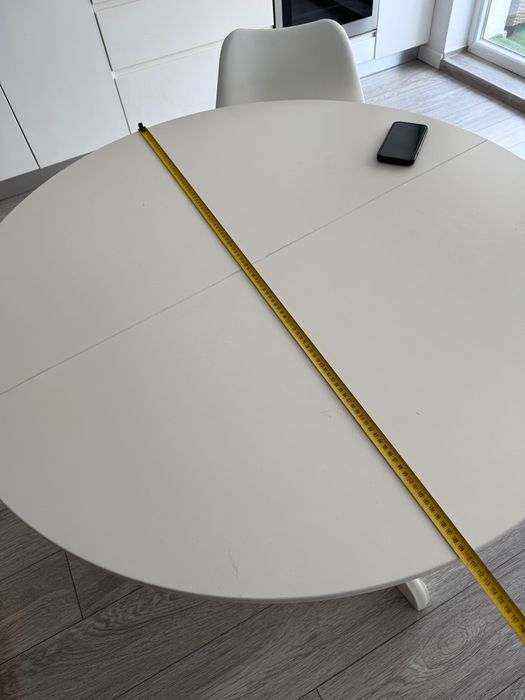 Vând masă și scaune. Set! Dimensiuni masă 110/150 x 75 cm. 4 scaune. Stare bună.