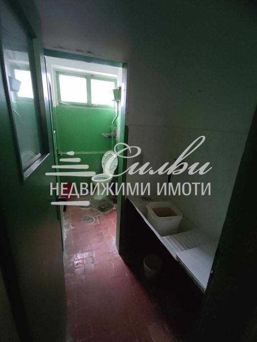 Два етажа от ТРИЕТАЖНА тухлена къща на плоча - кв.Добруджански