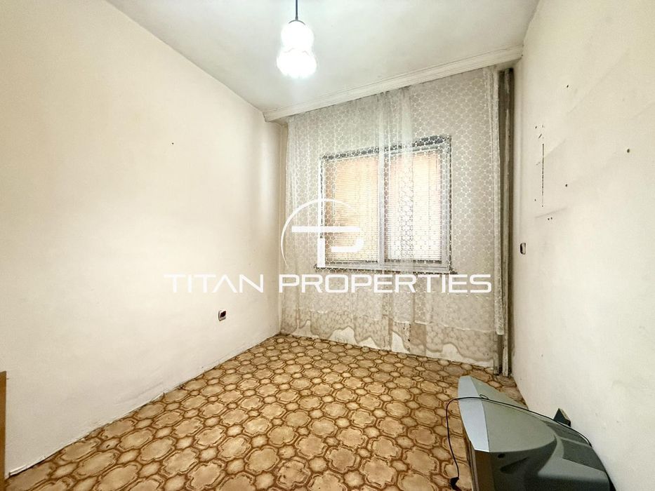 Тристаен апартамент за продажба в Център