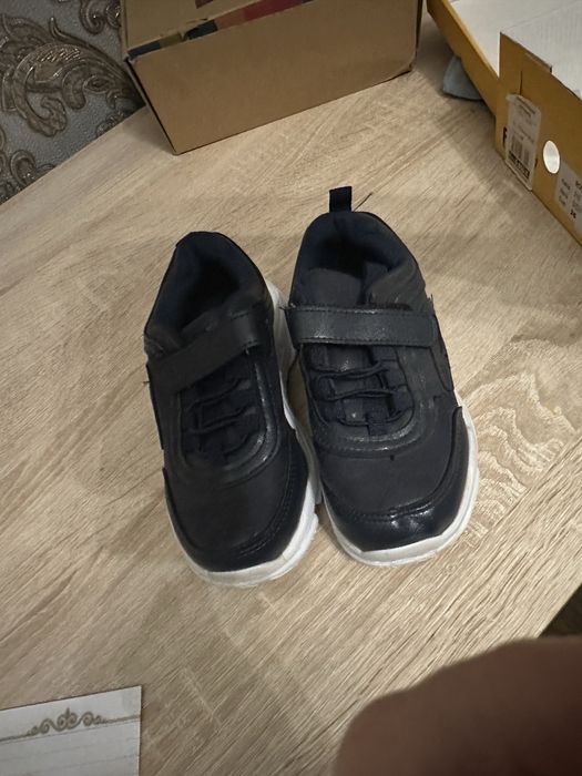 Продам детские кроссовки