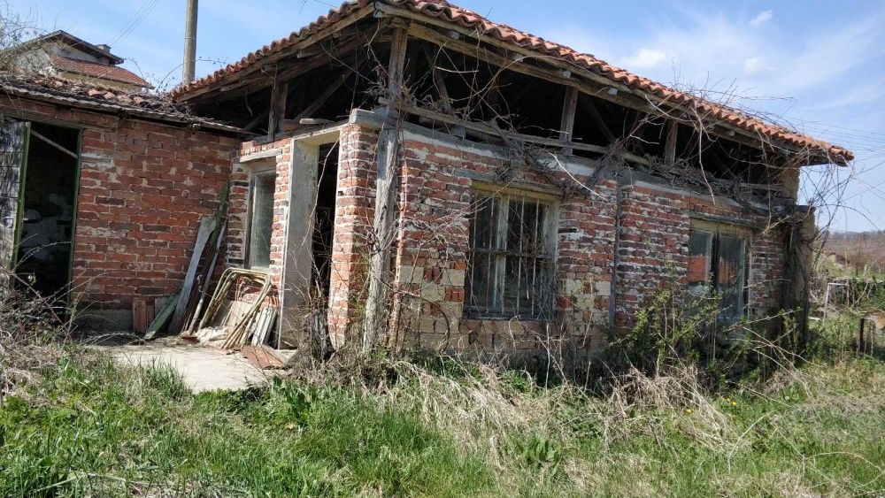 Продава се недвижим имот