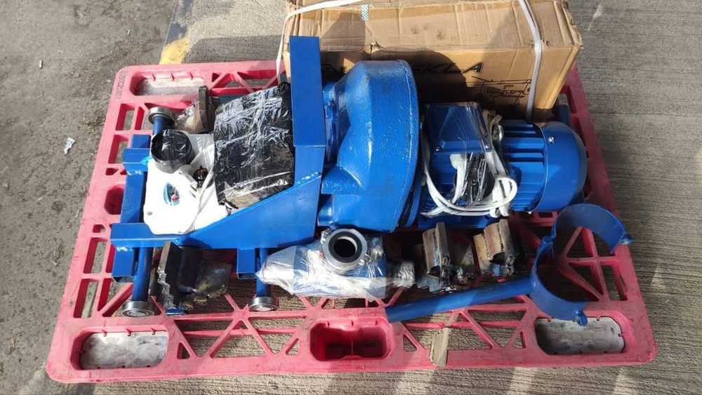 Сондажна машина с лостове и инструменти.